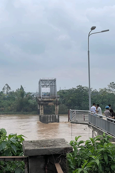 Sập Cầu Phong Châu: Người Và Phương Tiện Rơi Xuống Sông, Cứu Hộ Khẩn Cấp 5 cau-phong-chau-1