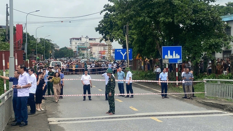 Sập Cầu Phong Châu: Người Và Phương Tiện Rơi Xuống Sông, Cứu Hộ Khẩn Cấp 6 cau-phong-chau-2