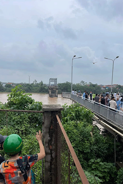 Sập Cầu Phong Châu: Người Và Phương Tiện Rơi Xuống Sông, Cứu Hộ Khẩn Cấp 7 cau-phong-chau-3